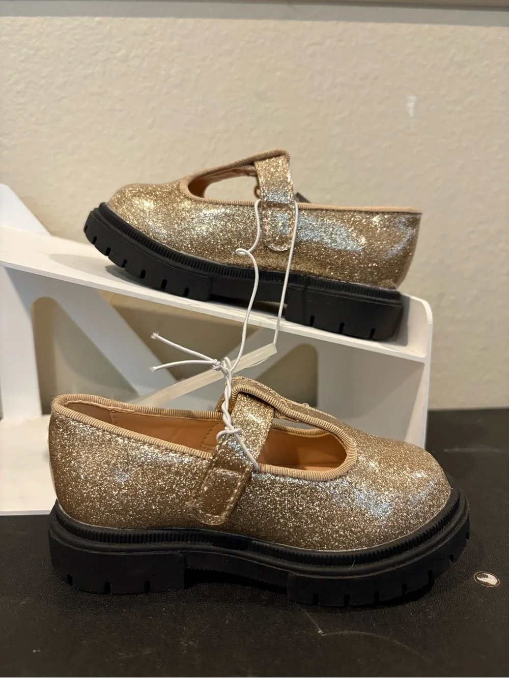 Cat & Jack Wende T-Strap Mary Jane Shoes Sparkly Gold Glitter Toddler Girls 6